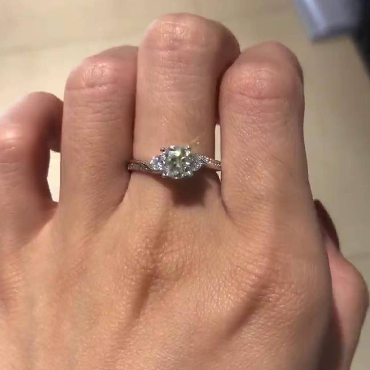 扭臂三石女戒S925银镀白金定制主石莫桑钻1.0ct/副石高碳钻